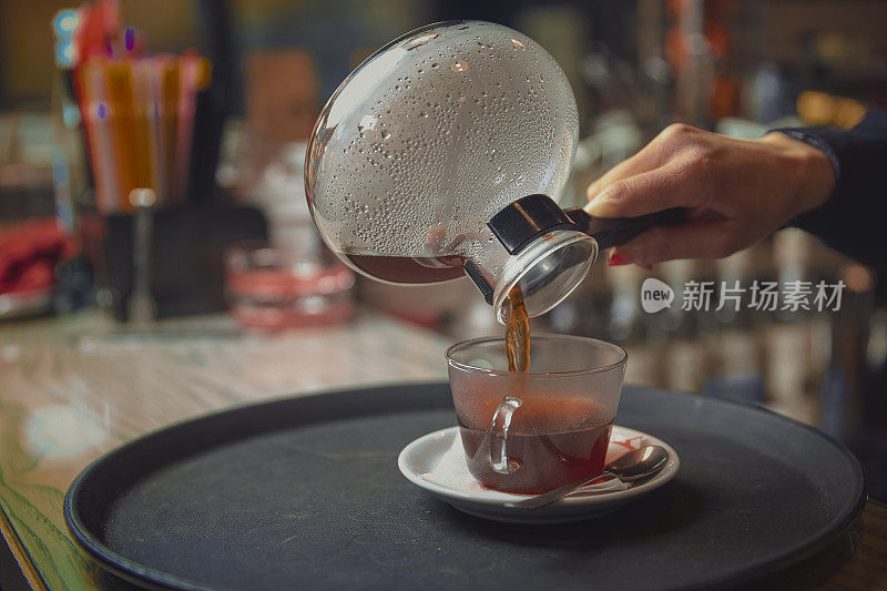 慢滤咖啡的制作过程。