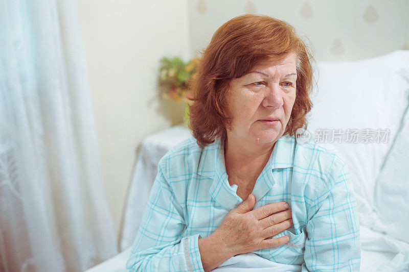 家中心脏病发作的老年妇女
