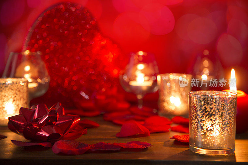 情人节的浪漫有红心、蜡烛和玫瑰花瓣。