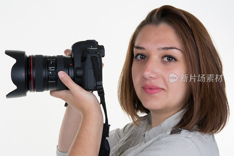 女人拿着照相机拍照，孤立在一个白色