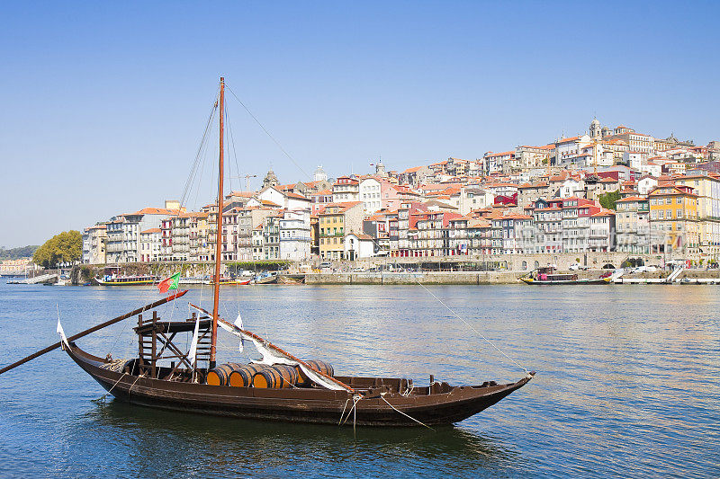 过去用来运输著名的波特酒的典型葡萄牙船只