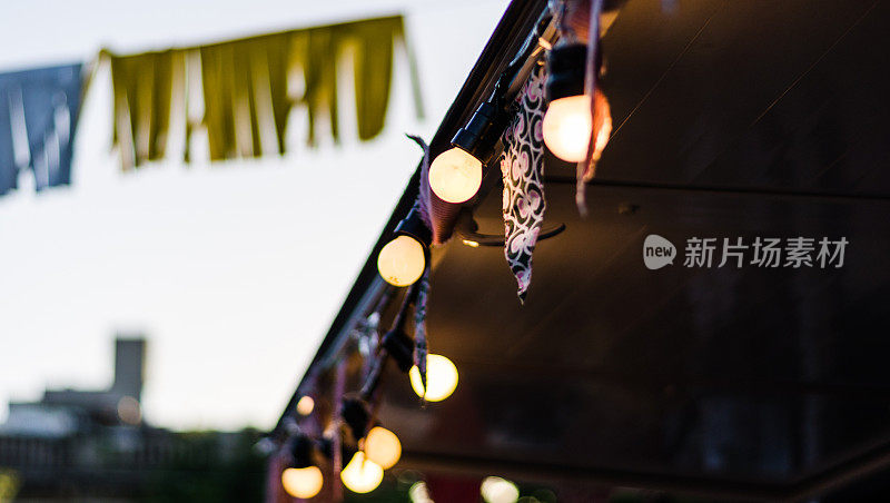 街头小吃市场上挂着古董灯泡。假期和商业的好主意概念。