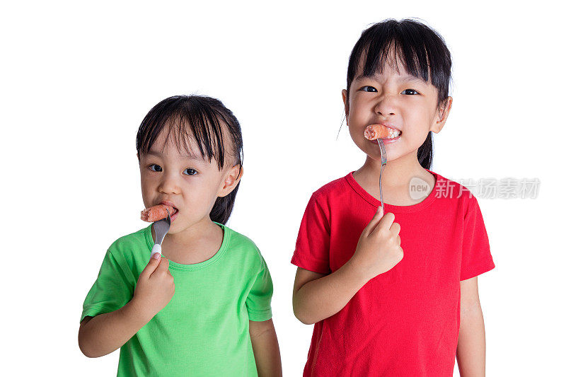 亚洲华人小女孩在吃香肠