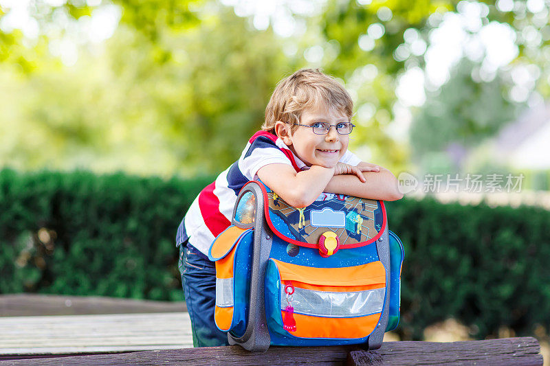 一个背着书包的小男孩，这是上学的第一天