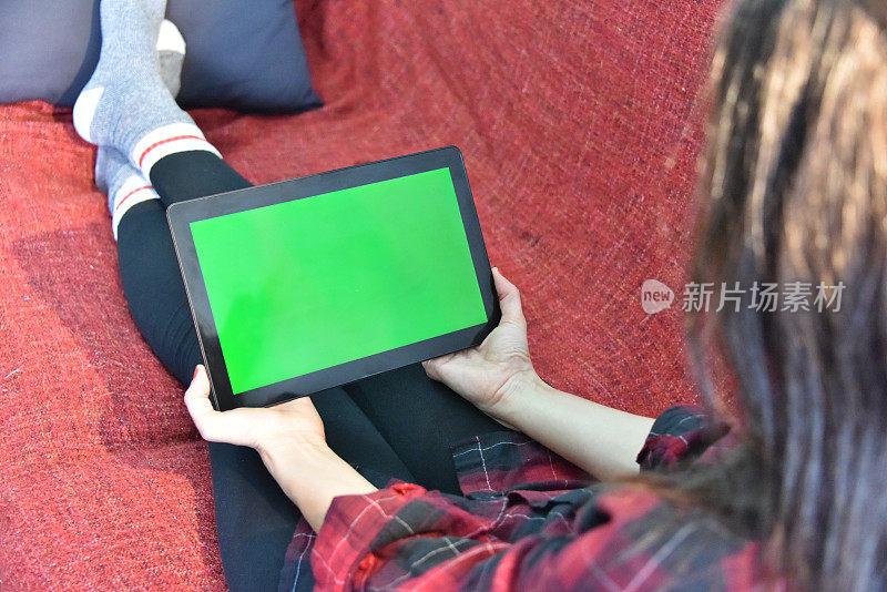 年轻女子在看一个绿色屏幕的记事本