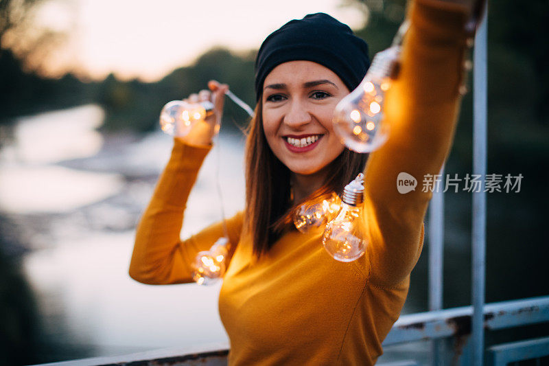 穿着黄色毛衣的漂亮女孩