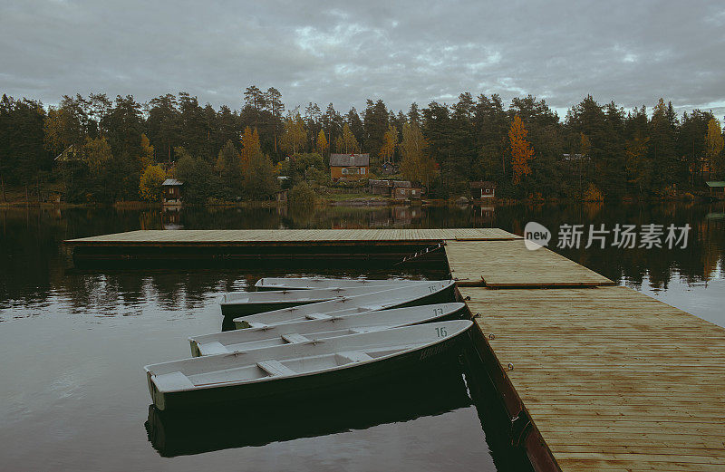 湖边的小船和木制平台