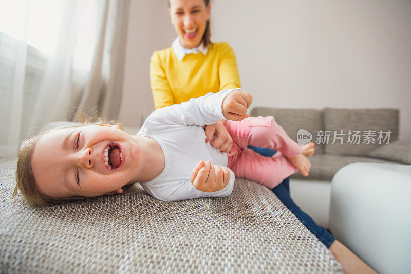 妈妈和小女孩在玩