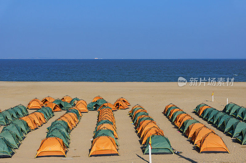 沙滩上的旅行帐篷，蓝天