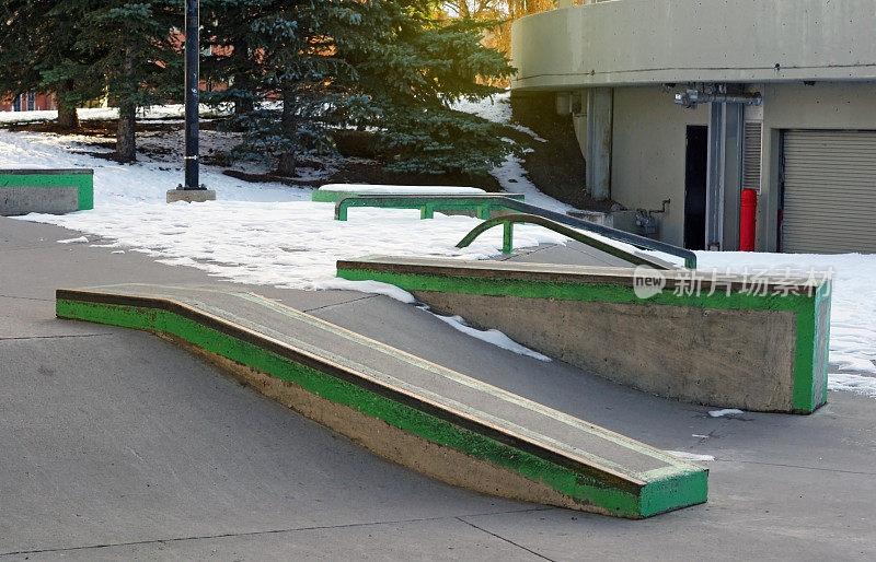 滑板公园在冬天有雪