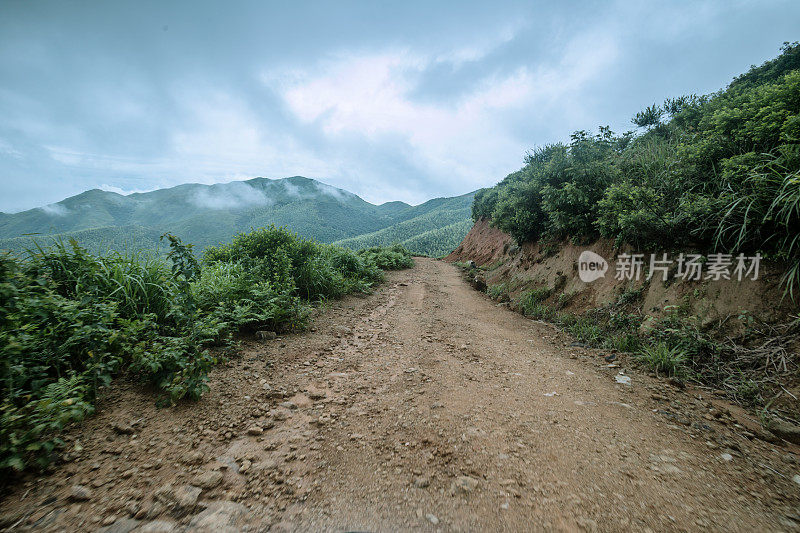 岩石路在阴天与轮胎印汽车商业