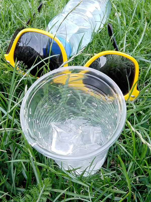 一次性瓶装水，塑料杯，加冰