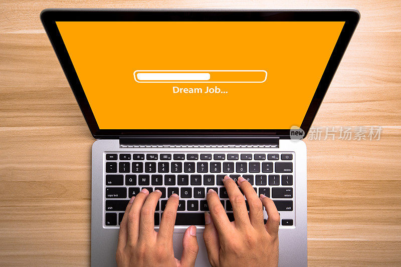 理想的工作概念笔记本电脑屏幕与打字的手在键盘上