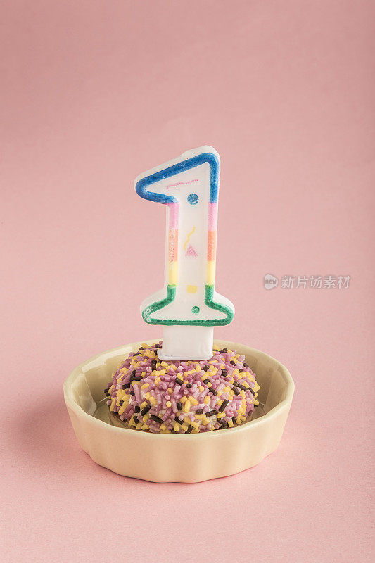 一岁的小生日蛋糕和蜡烛