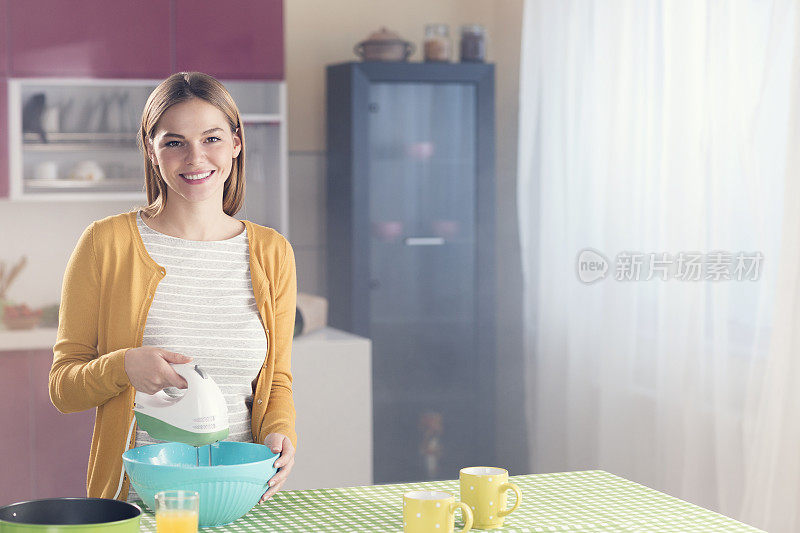 年轻女子使用搅拌器