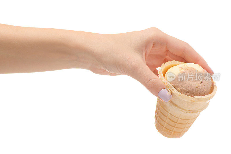 女人手里拿着一个装着冰淇淋的玻璃杯