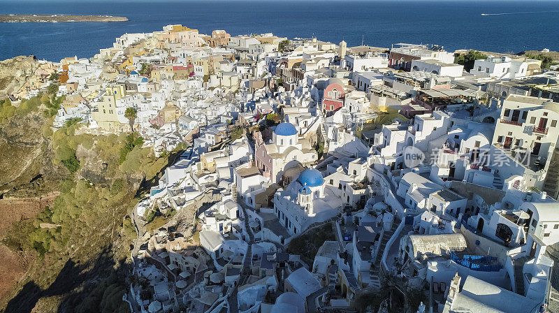 鸟瞰图上的白色房屋悬崖在伊亚，希腊