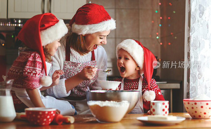 快乐的家庭，妈妈和孩子们为圣诞节烘焙饼干