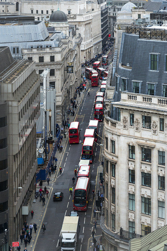 伦敦天恩寺街，高峰时间有许多红色巴士