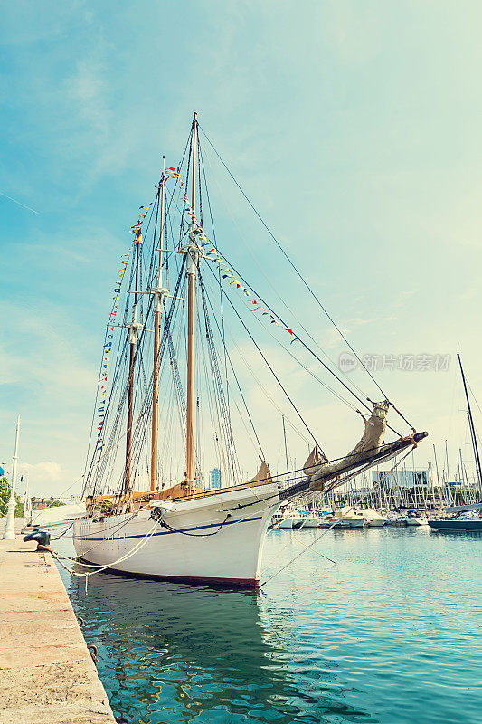 巴塞罗那港的一艘帆船