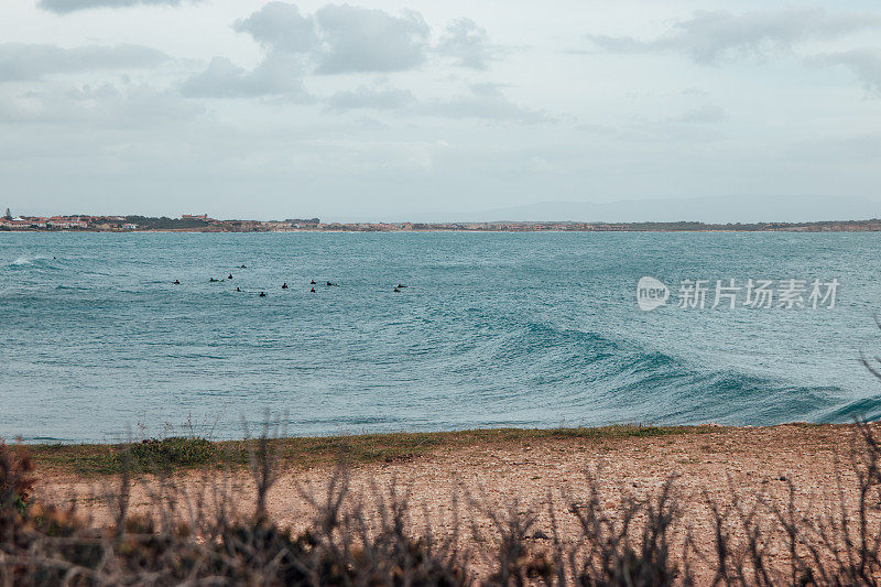 一群冲浪者在海浪中冲浪