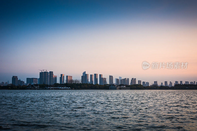 闽江日落和福州的城市景观，中国