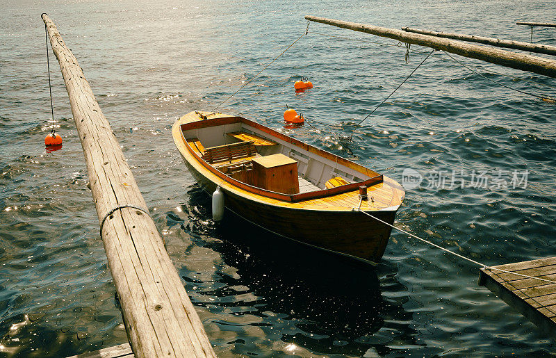 斯堪的纳维亚峡湾的木制划艇