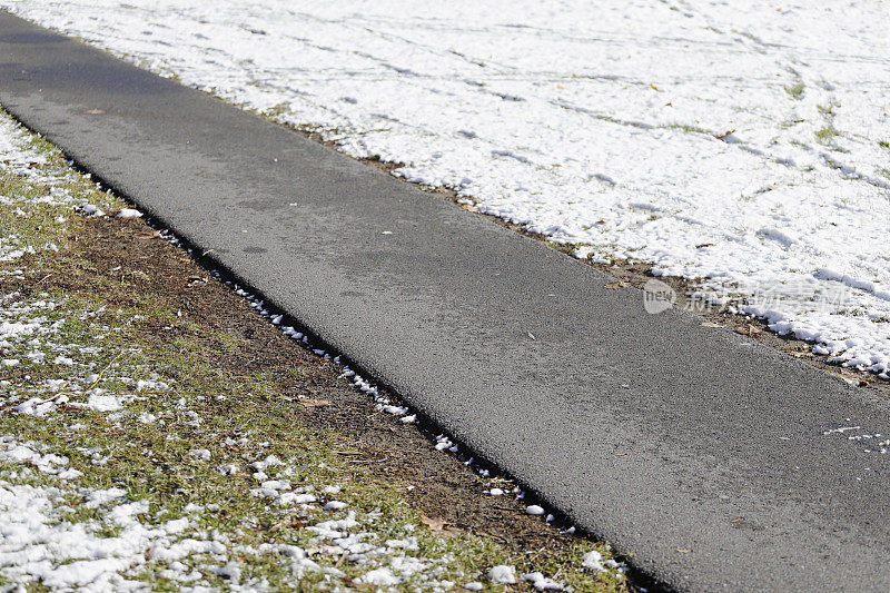 城市中的人行道和雪