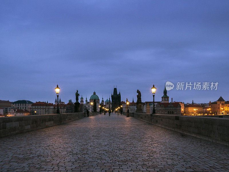 蓝色时间里捷克共和国布拉格的查尔斯大桥。