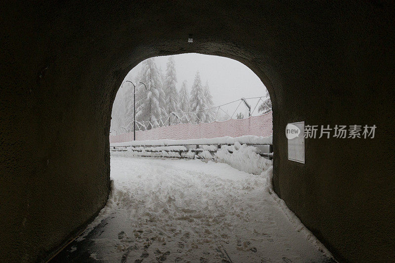 在被雪覆盖的泽马特，从一个隧道望向一条滑雪道