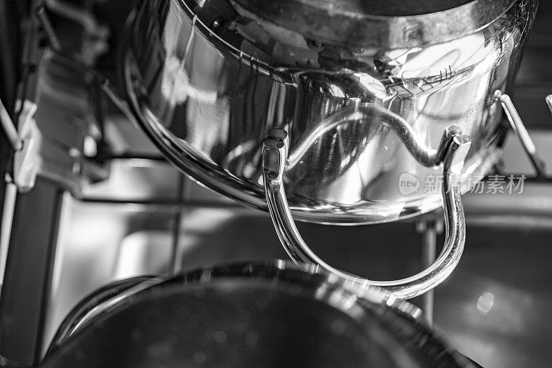 洗碗机里的不锈钢锅