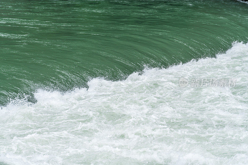 绿松石般的水面上泛起白色的涟漪