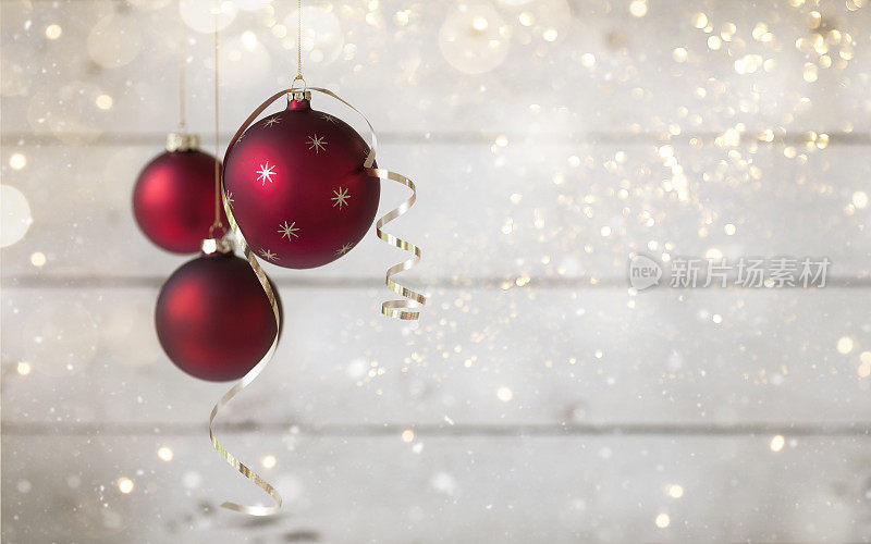 圣诞假日装饰与金色丝带反对一个旧的木制背景