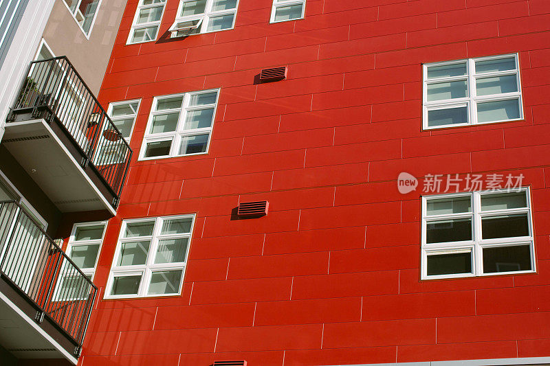 红色和白色的公寓楼