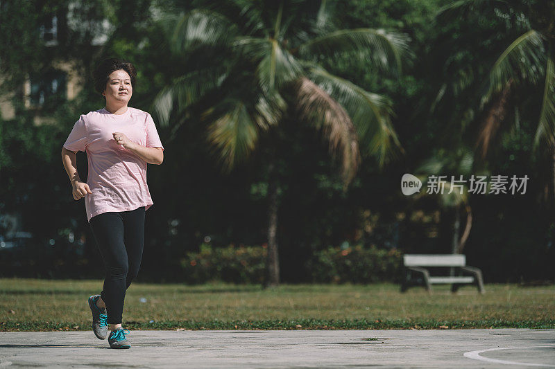 亚洲华人中年女性上午在公园做运动