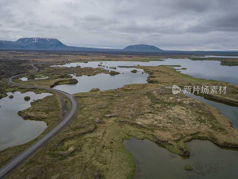 鸟瞰图的Myvatn地区在冰岛，沼泽，湖泊和道路