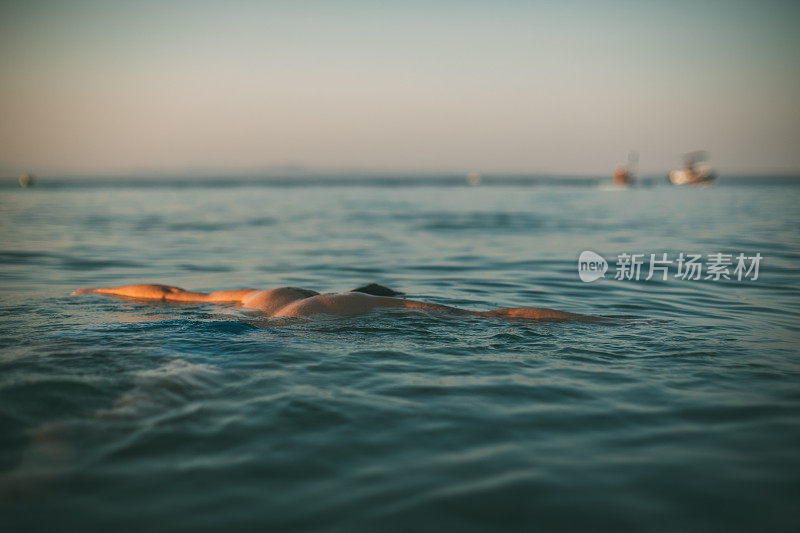 漂浮在水面上