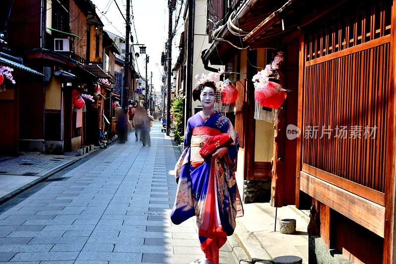 穿着舞子服装的日本女人走在京都祗园街