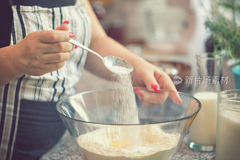 在家里准备甜甜圈的女人