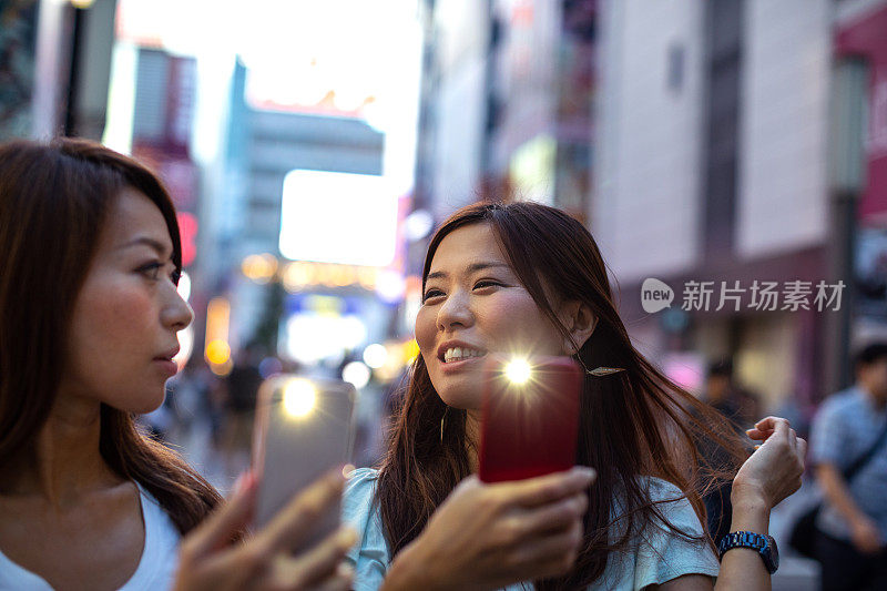 女性朋友在东京城市的街道，探索和购物在市中心