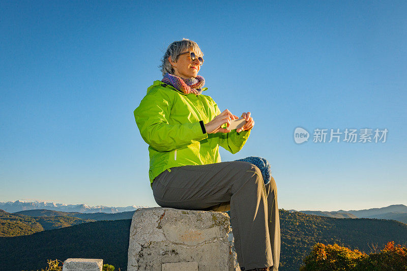 高级徒步者在秋天的黎明休息在南朱利安阿尔卑斯山，意大利，欧洲