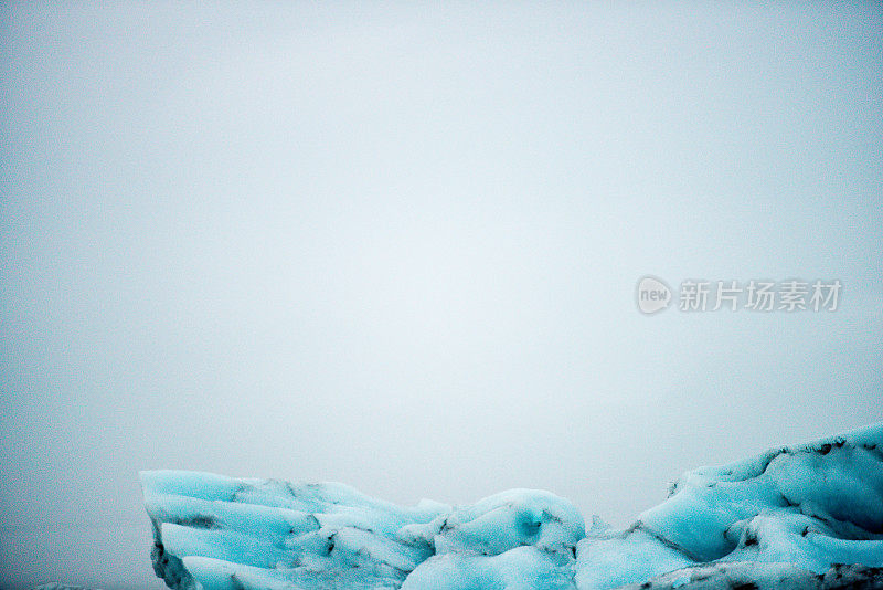 冰山漂浮在Jökulsárlón冰川泻湖冰岛在阴天