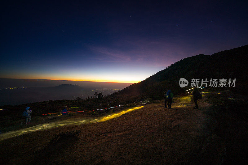 日落时分的伊珍火山火山口，印度尼西亚板鱼网