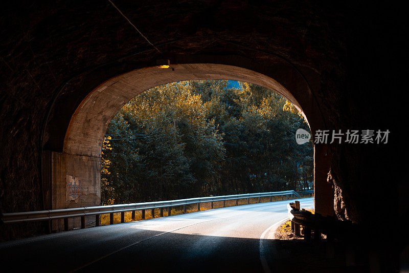 穿过山脉的公路隧道