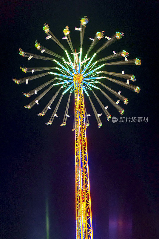 慕尼黑啤酒节高档旋转木马的夜景