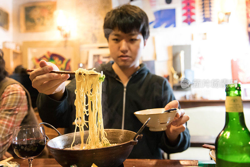 年轻人在吃拉面