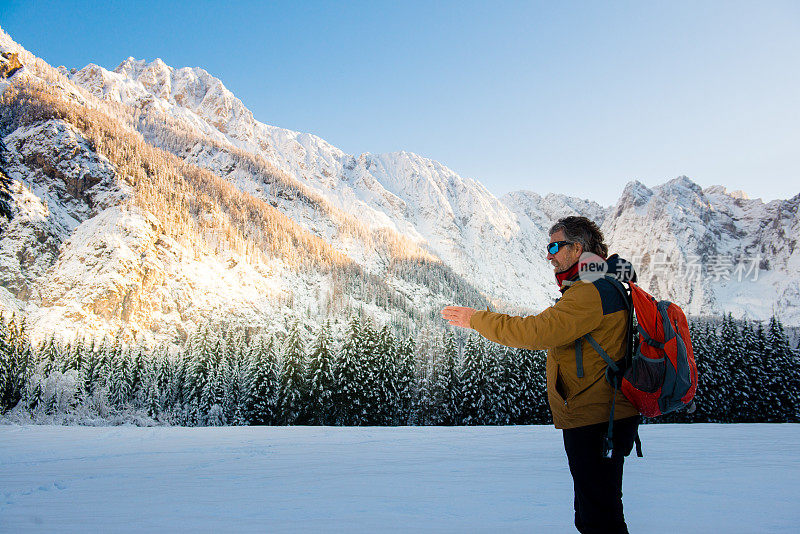 冬季阿尔卑斯山的高级登山家