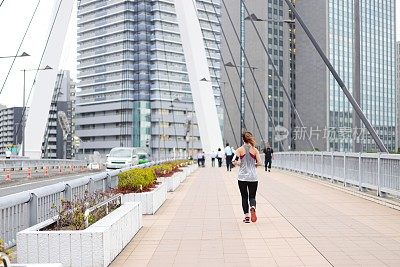 年轻女子在城市里走着