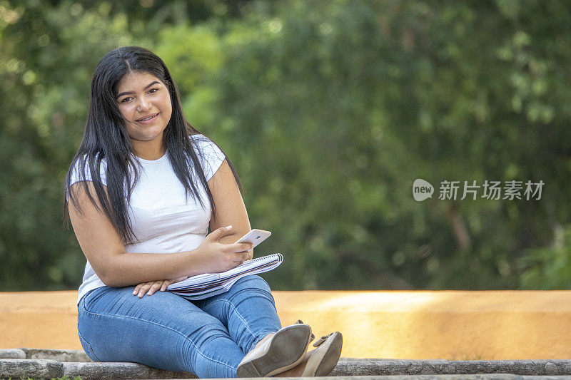 坐在外面楼梯上的女孩