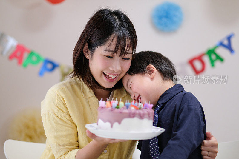 母亲在家为儿子庆祝生日